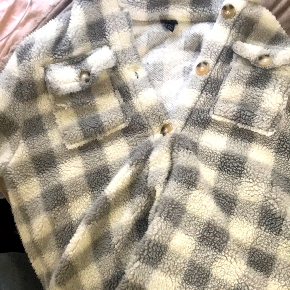 Hi the size is xs or small and is brand new just got it no holes.